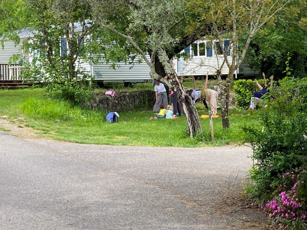 Le vendredi après-midi, c'est yoga au camping Le Petit Bois